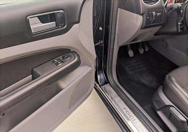 Ford Focus cena 17700 przebieg: 200000, rok produkcji 2008 z Poznań małe 379